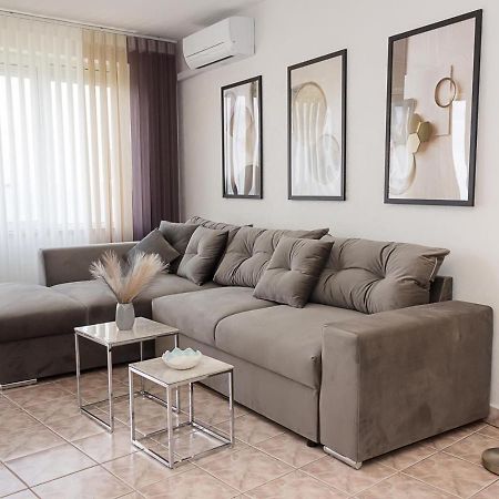 Appartamento Two Identical Designer 2Bd Flats With Sea View In Balchik By Flat Mаnager Esterno foto
